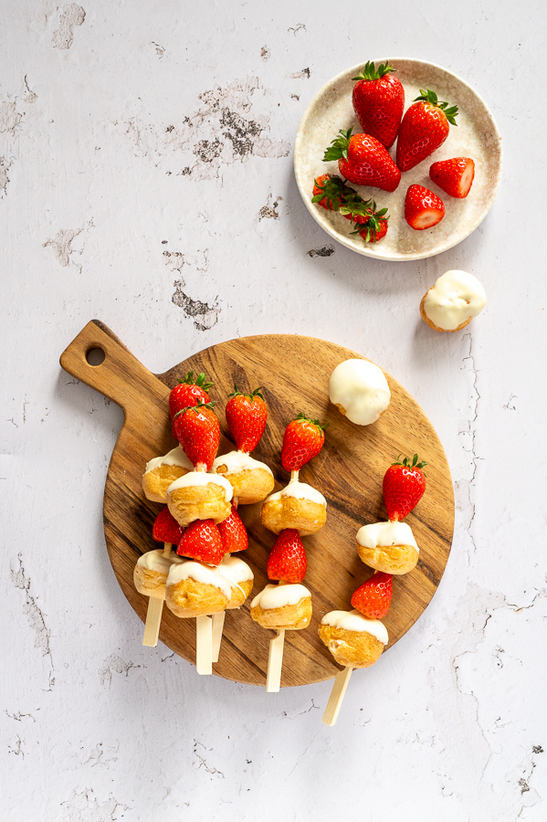 Witte chocoladesoesjes met aardbeien