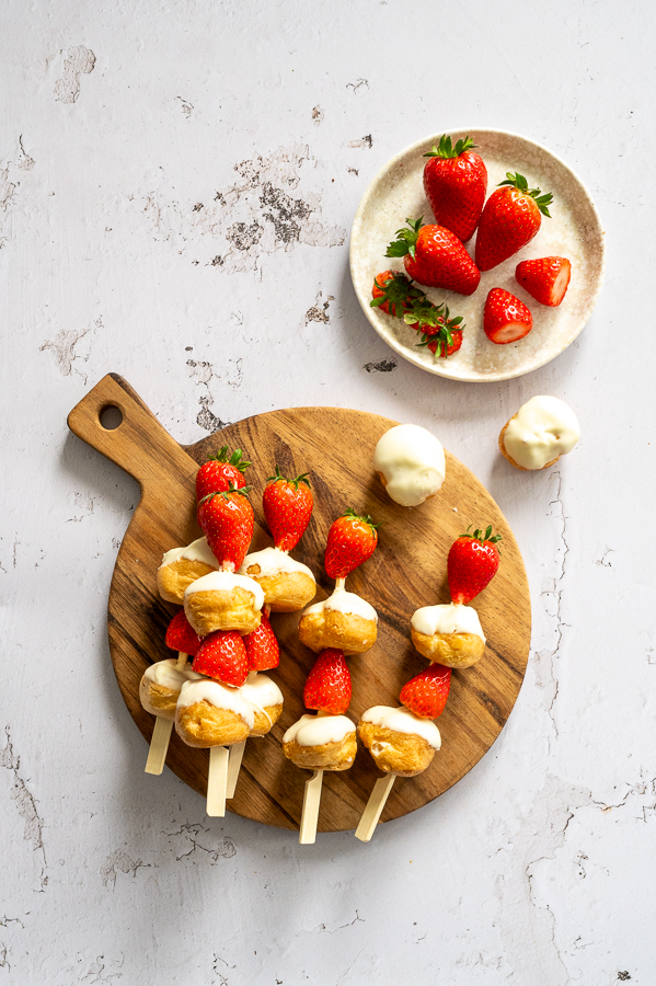 Witte chocoladesoesjes met aardbeien