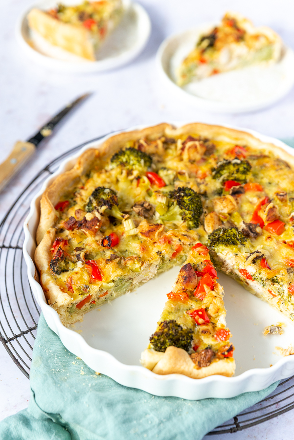 Hartige taart met broccoli en kip