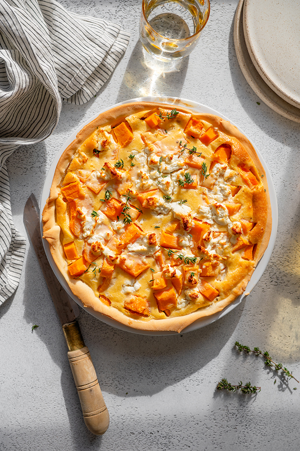 Hartige taart met pompoen en spinazie en feta