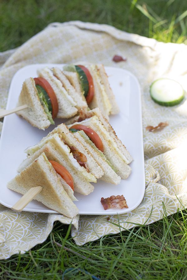 Mini clubsandwich met gebakken ei en krokant spek - Brenda Kookt