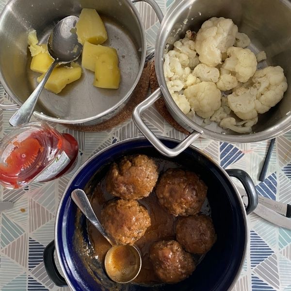 foodfoto's - aardappelen met bloemkool en een gehaktbal