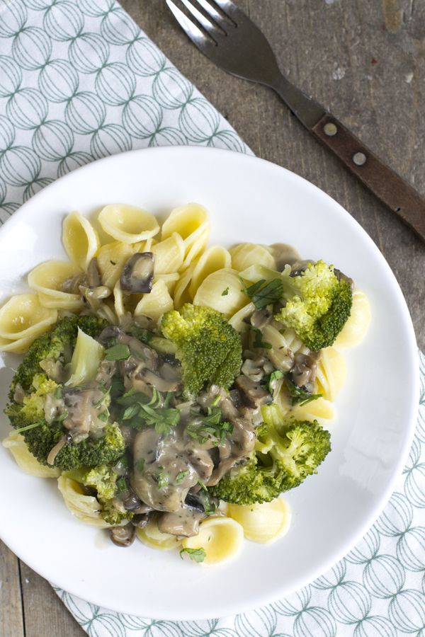 Pasta met broccoli en champignonsaus