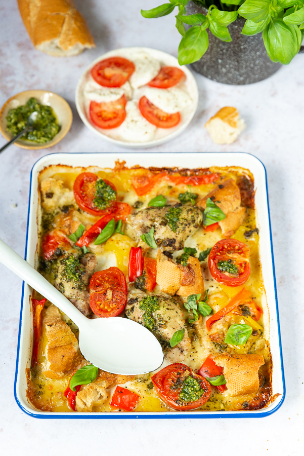 makkelijke maaltijden - Caprese traybake met kip, pesto en brood