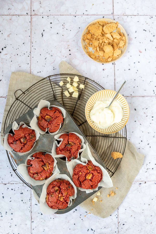 Red velvet muffins met witte chocolade en roomkaas