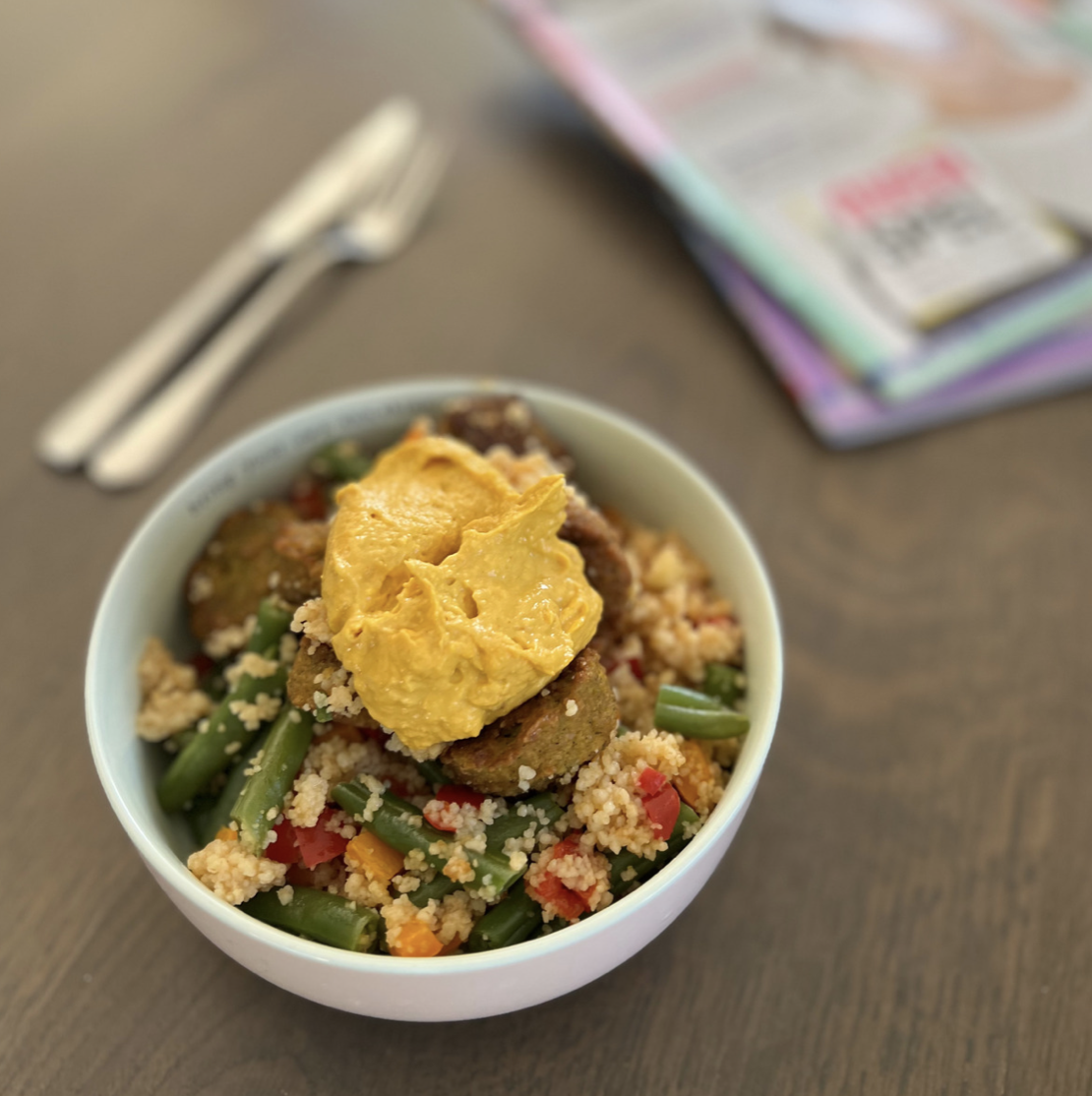 foodfoto's - kerriesalade met couscous en falafel
