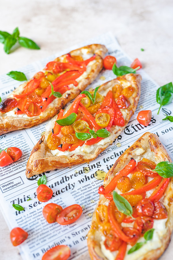 Pides met ricotta en geroosterde tomaatjes