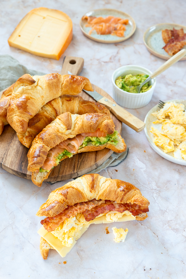 De ultieme Vaderdag-croissant, met heerlijke toppings om je croissantje nog lekkerder en feestelijker te maken. Zoals de ultieme croissant met scrambles egg’s en spek, of ga je voor zalm?