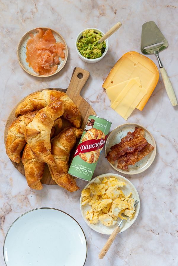 De ultieme Vaderdag-croissant, met heerlijke toppings om je croissantje nog lekkerder en feestelijker te maken. Zoals de ultieme croissant met scrambles egg’s en spek, of ga je voor zalm? 