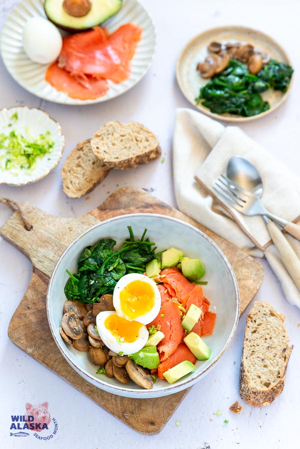 Lunchbowl met gerookte zalm, spinazie en avocado