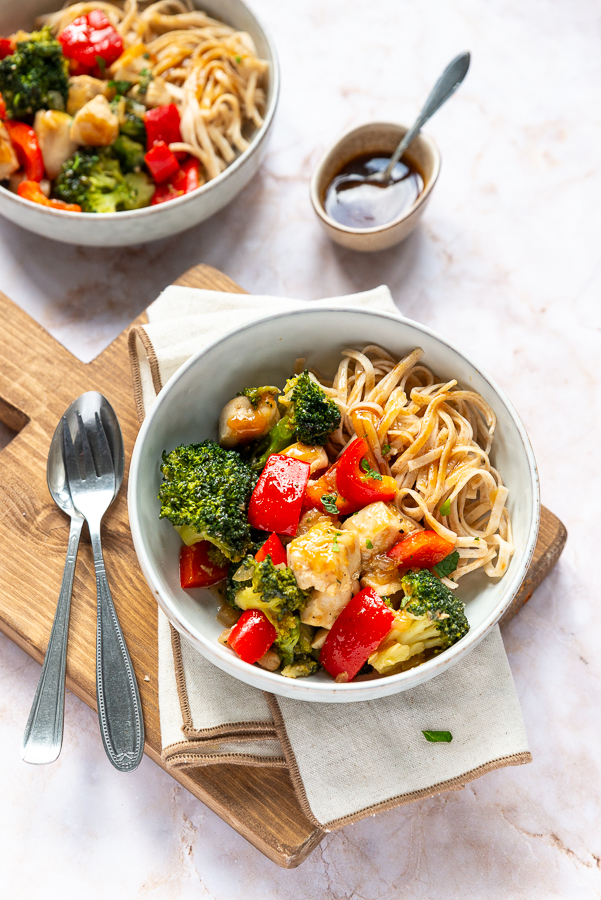 Hoisin noedels met kip, paprika en broccoli