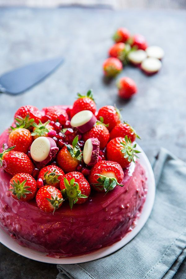 Roze chocolade cheesecake met aardbeien voor Valentijnsdag