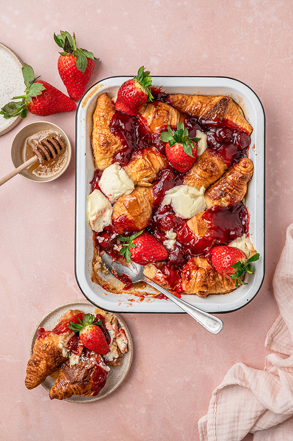 Croissant traybake met aardbeien en room