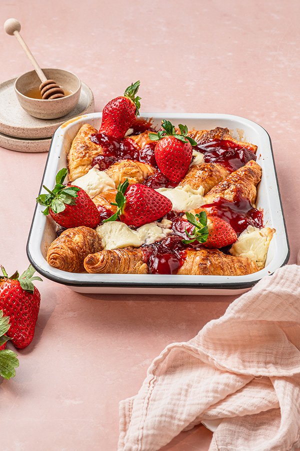 Croissant traybake met aardbeien en room - brunchen met Pasen