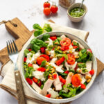 Snelle lunchsalade met pesto en kip