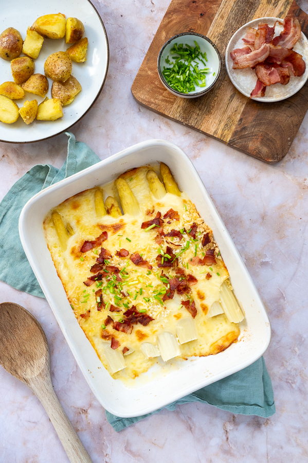 Witte asperges met kaassaus uit de oven