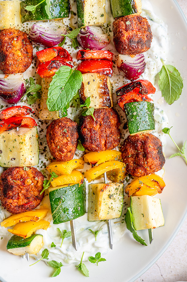 Groentespiesjes met falafel en tzatziki