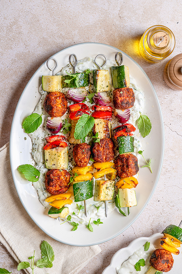 Groentespiesjes met falafel en tzatziki