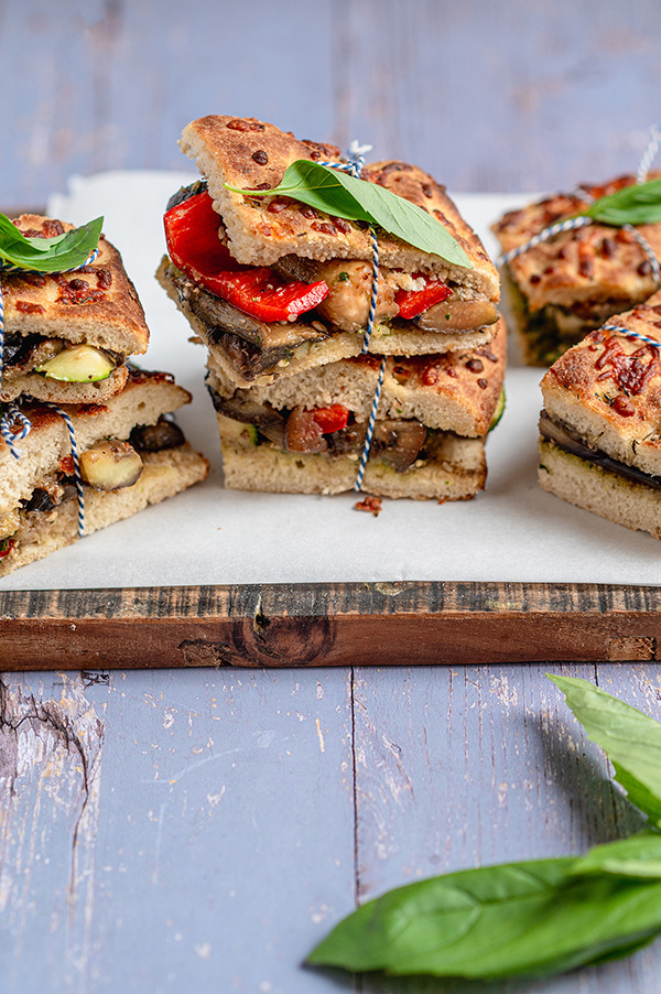 Foccacia met pesto en gegrilde groenten