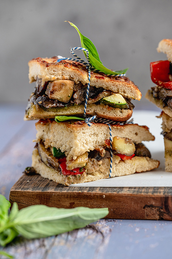 Foccacia met pesto en gegrilde groenten