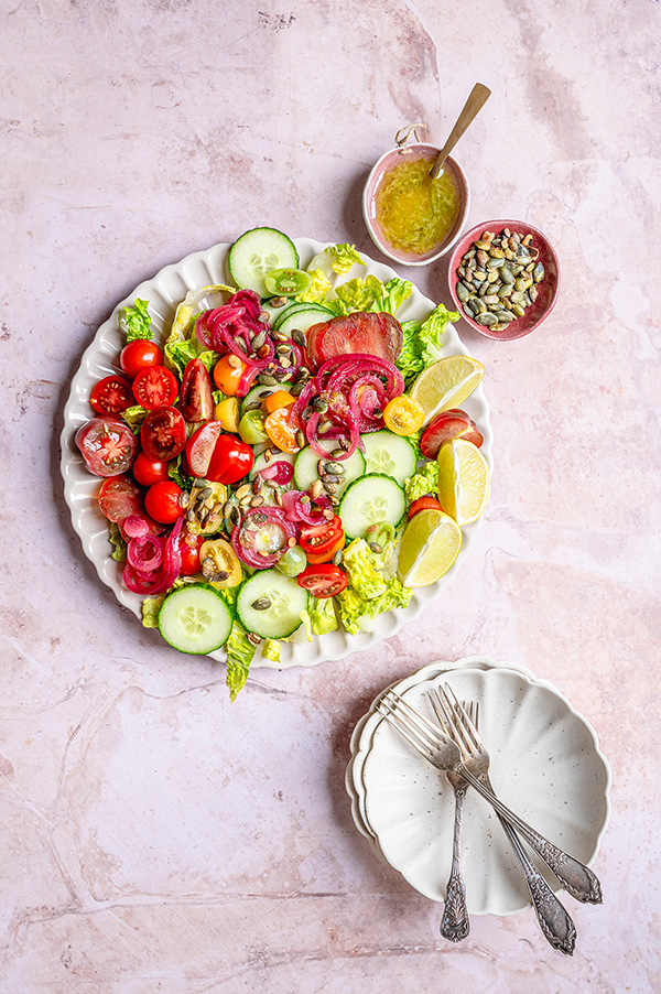 Kleurrijke zomersalade met zoetzure ui