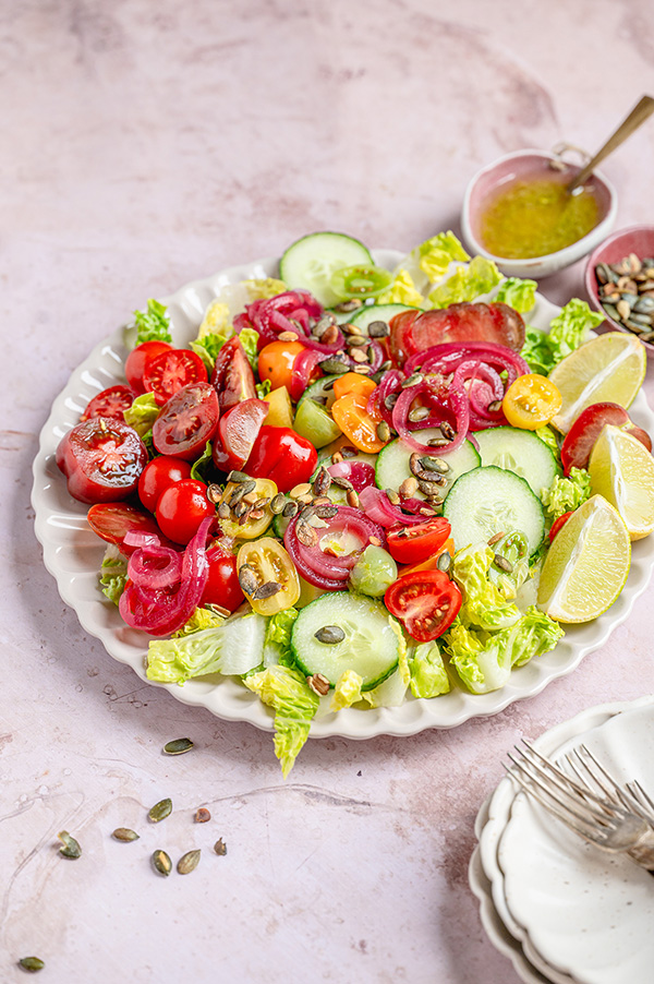 Kleurrijke zomersalade met zoetzure ui