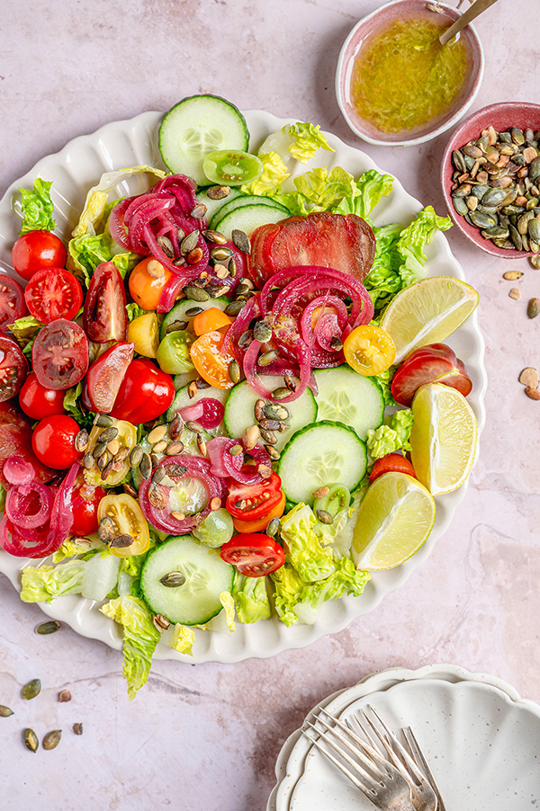 Kleurrijke zomersalade met zoetzure ui