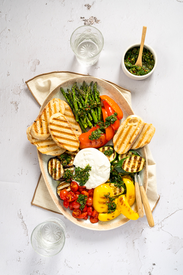 Gegrilde groenten met chimichurri en burrata