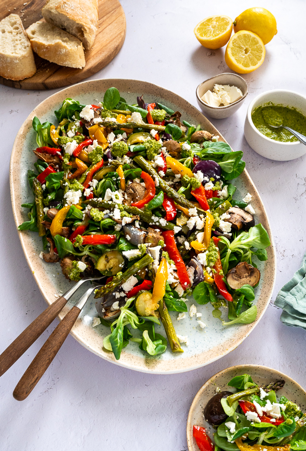 Zomerse salade van gegrilde groenten met citroen-pestovinaigrette