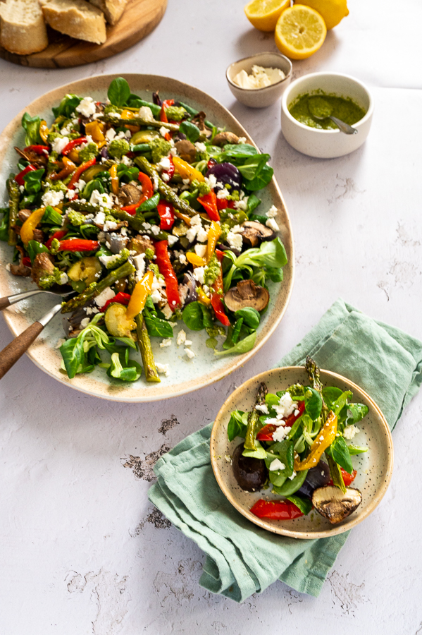 Zomerse salade van gegrilde groenten met citroen-pestovinaigrette