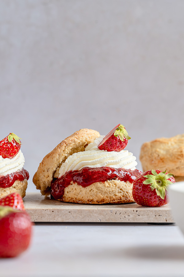 Scones met aardbeien