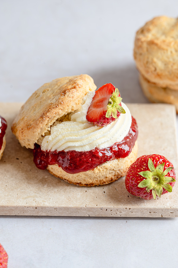 Scones met aardbeien