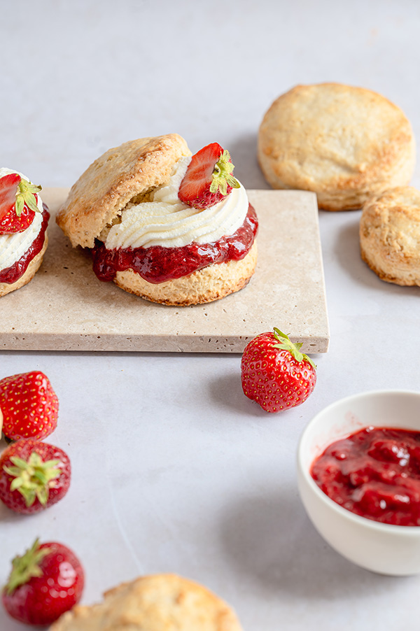 Scones met aardbeien