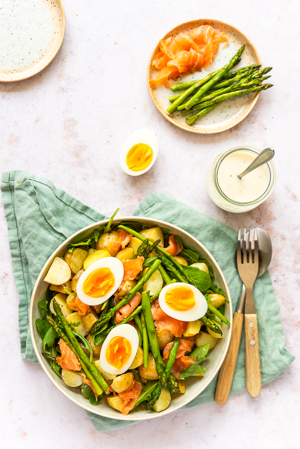 Aardappelsalade met zalm en asperges