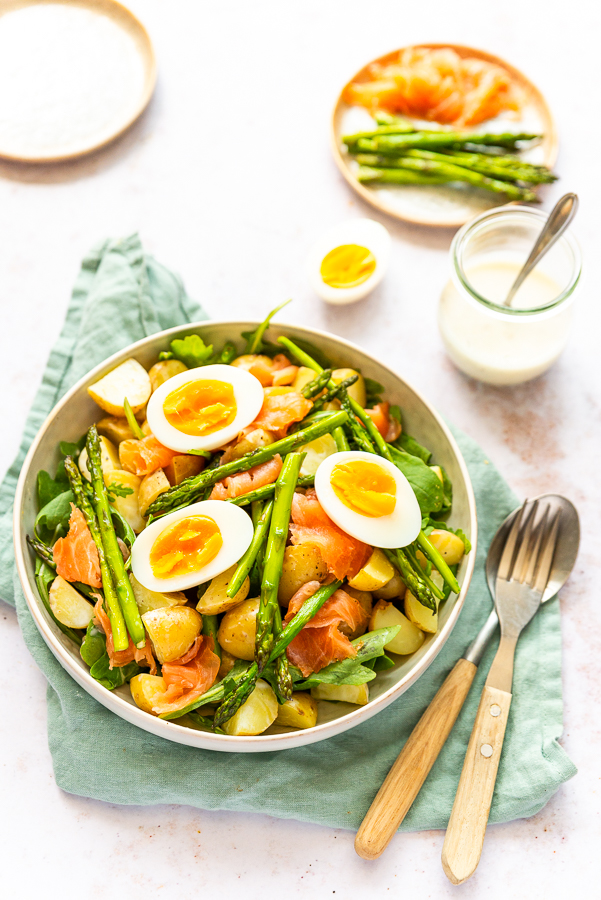 Aardappelsalade met gerookte zalm en asperges