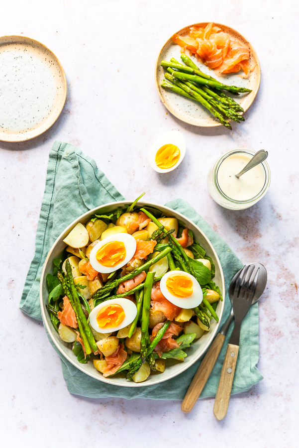 Aardappelsalade met gerookte zalm en asperges