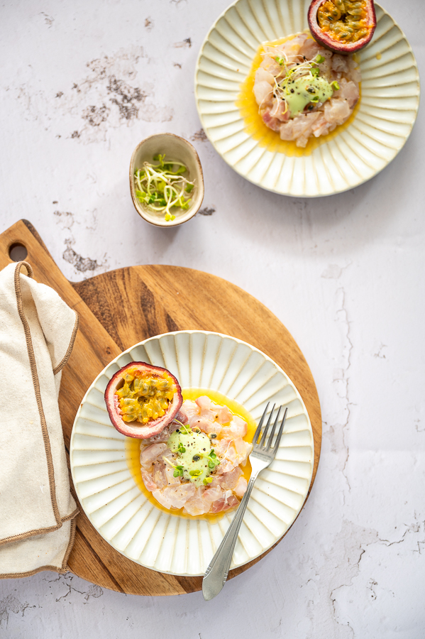 Ceviche van zeebaars met pasteifruit en wasabimayonaise