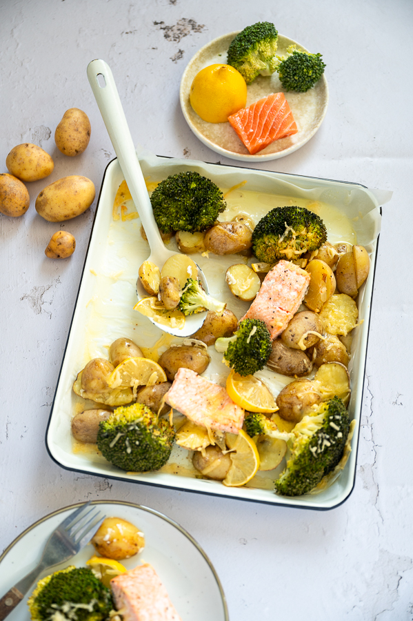 Traybake met zalm en broccoli