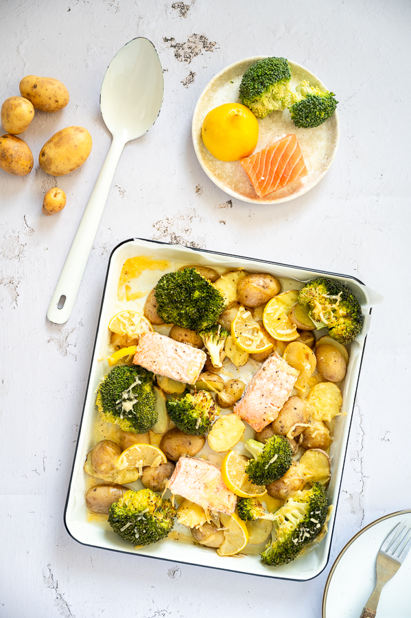 Traybake met zalm en broccoli