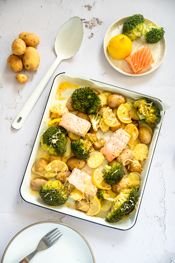 Traybake met zalm en broccoli