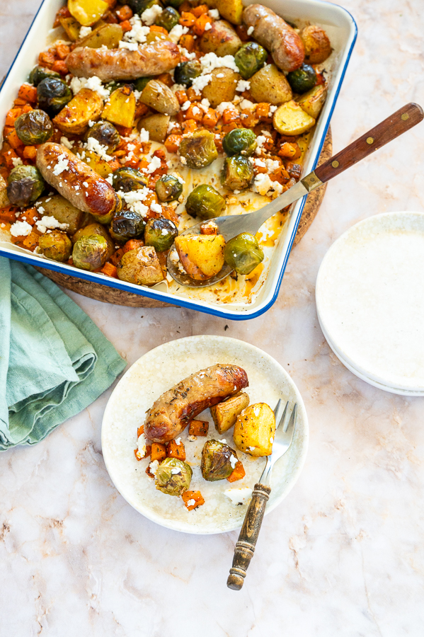 Traybake van pompoen met spruitjes en worstjes