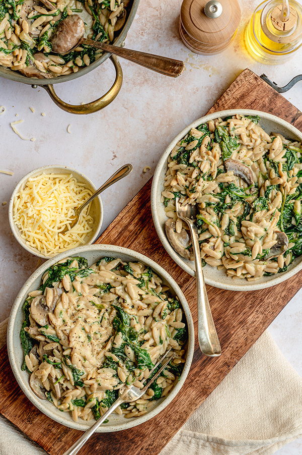 Romige orzo met kastanjechampignons, spinazie en kaas