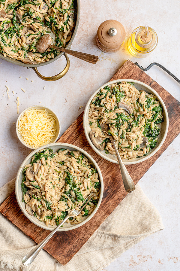 Romige orzo met kastanjechampignons, spinazie en kaas