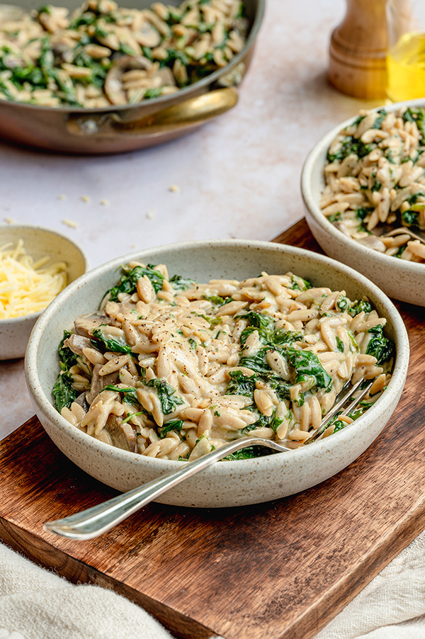 Romige orzo met kastanjechampignons, spinazie en kaas