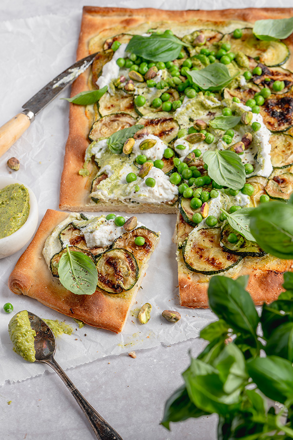 Pizza met pistachepesto en ricotta