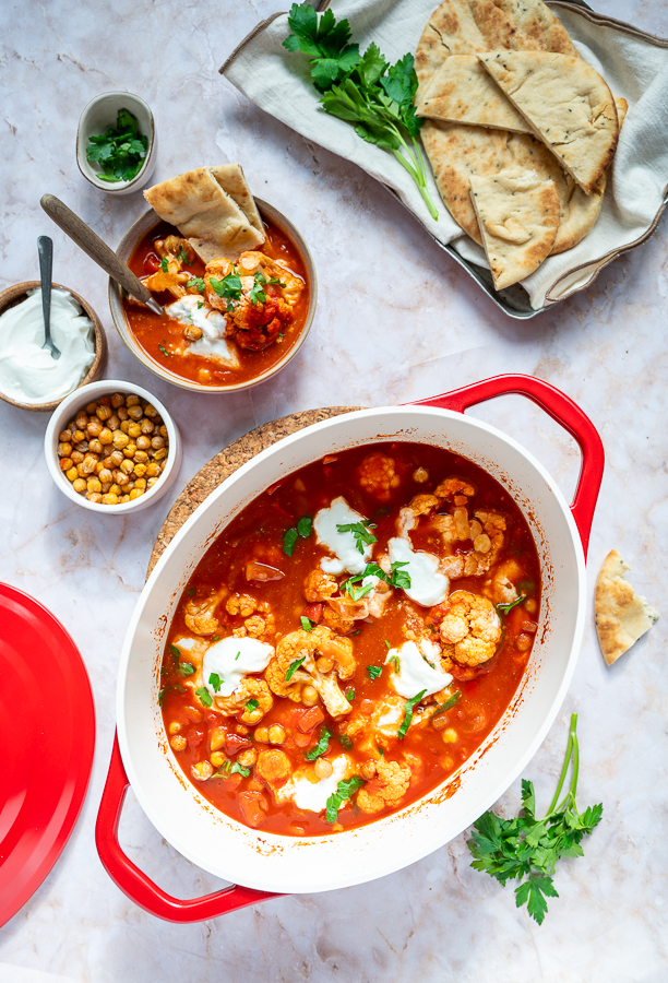 Bloemkoolstoof met tomaat en gegrilde paprika