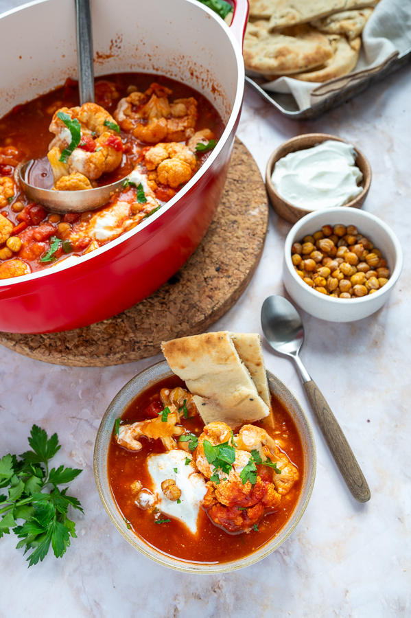 Bloemkoolstoof met tomaat en gegrilde paprika