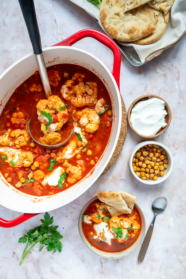 Bloemkoolstoof met tomaat en gegrilde paprika