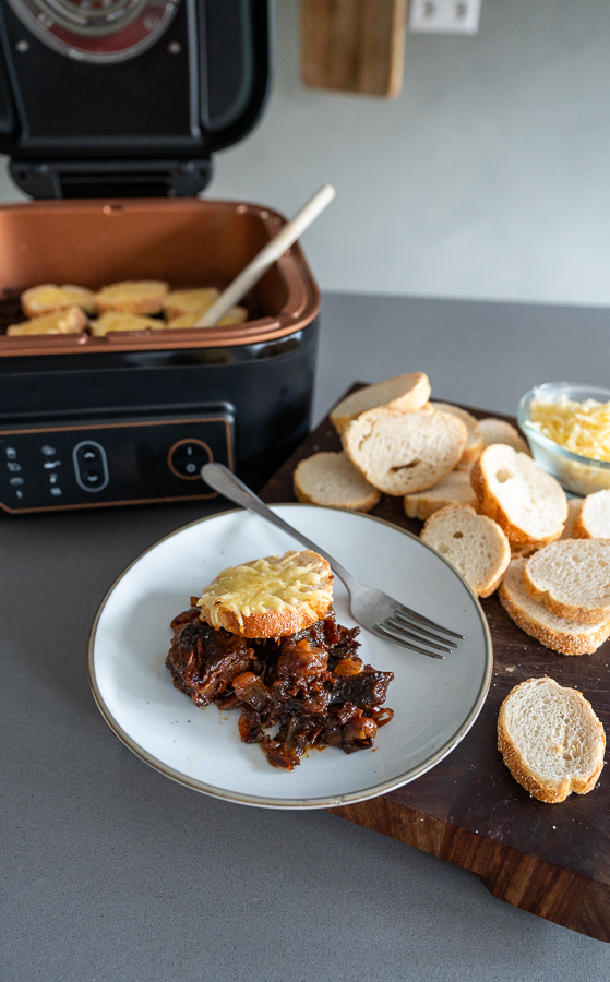 Hachee schotel met gegratineerd stokbrood