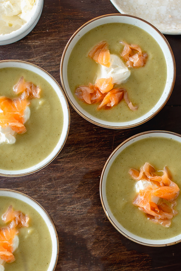 Romige broccolisoep met kikkererwten en zalm